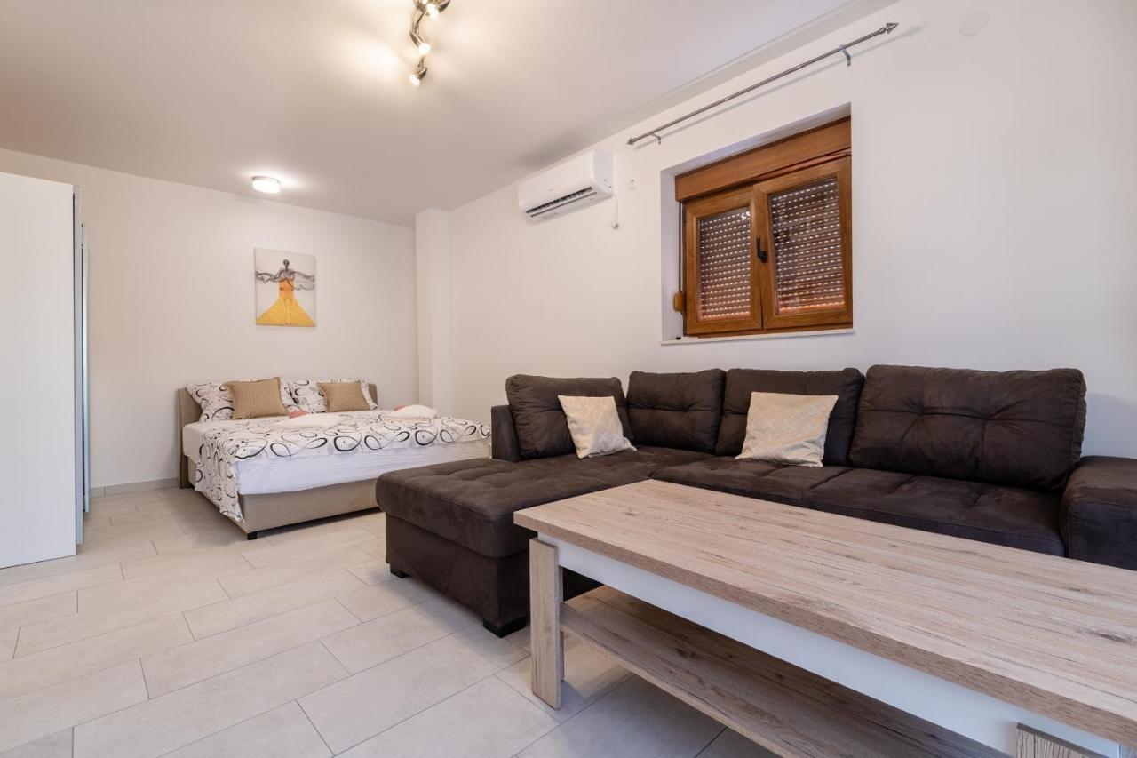 נאום Apartments Mira מראה חיצוני תמונה